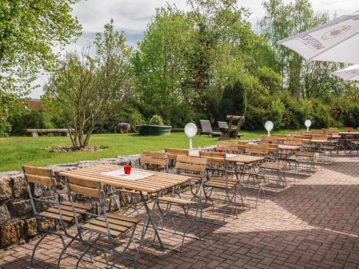 eine Reihe von Tischen und Stühlen in einem Park in der Unterkunft Kaiserhof Feldberg by Belvilla Resorts in Feldberg