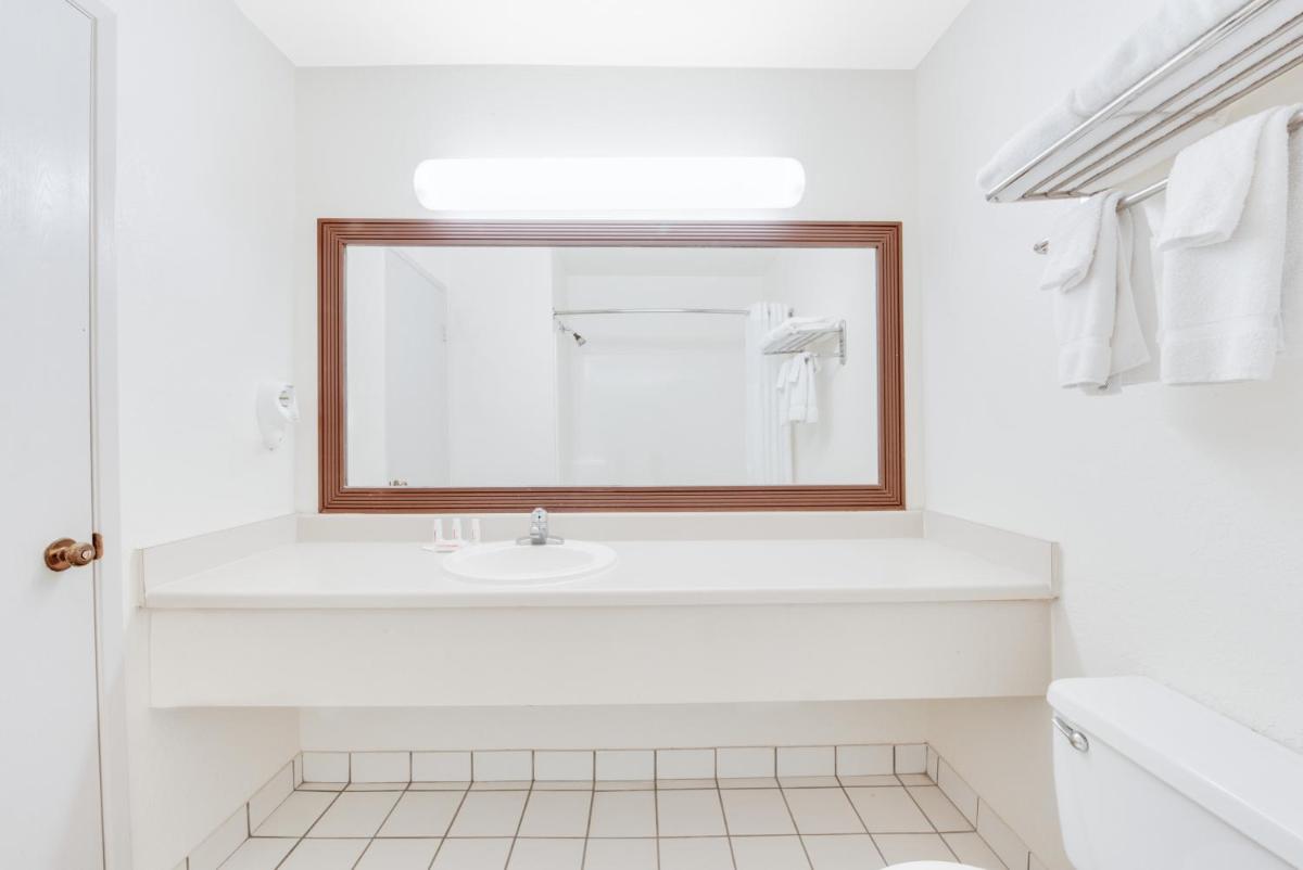 Baymont by Wyndham Midland Airport - Housity