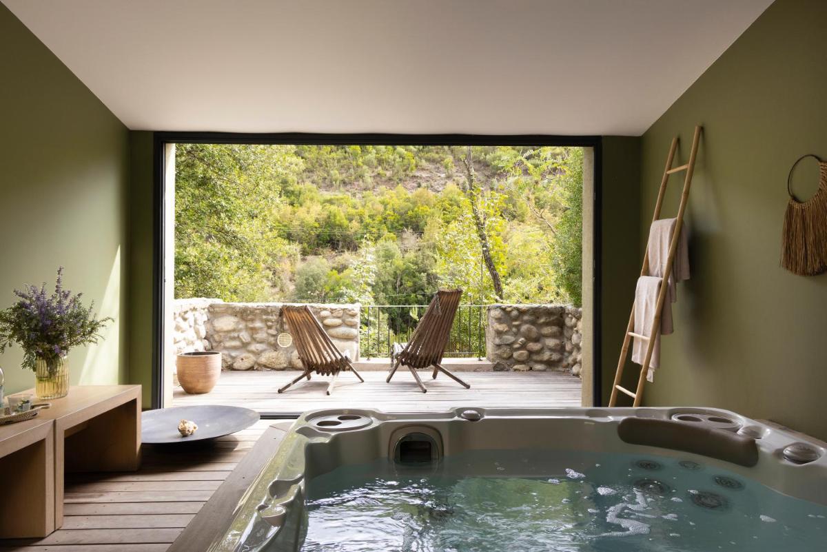 Piscine de l'établissement Hotel E Caselle - Demeures & Châteaux ou située à proximité
