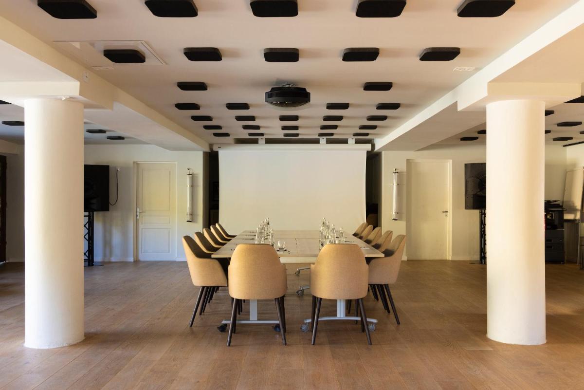une salle de conférence avec une table et des chaises dans l'établissement Hotel E Caselle - Demeures & Châteaux, à Venaco 42 autres photos