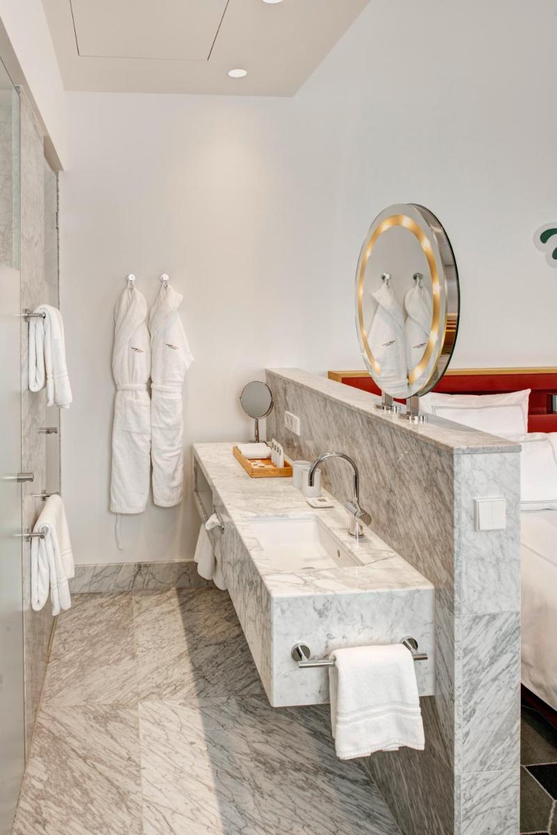 Ein Badezimmer in der Unterkunft HYPERION Hotel Dresden Am Schloss Ein Badezimmer in der Unterkunft HYPERION Hotel Dresden Am Schloss