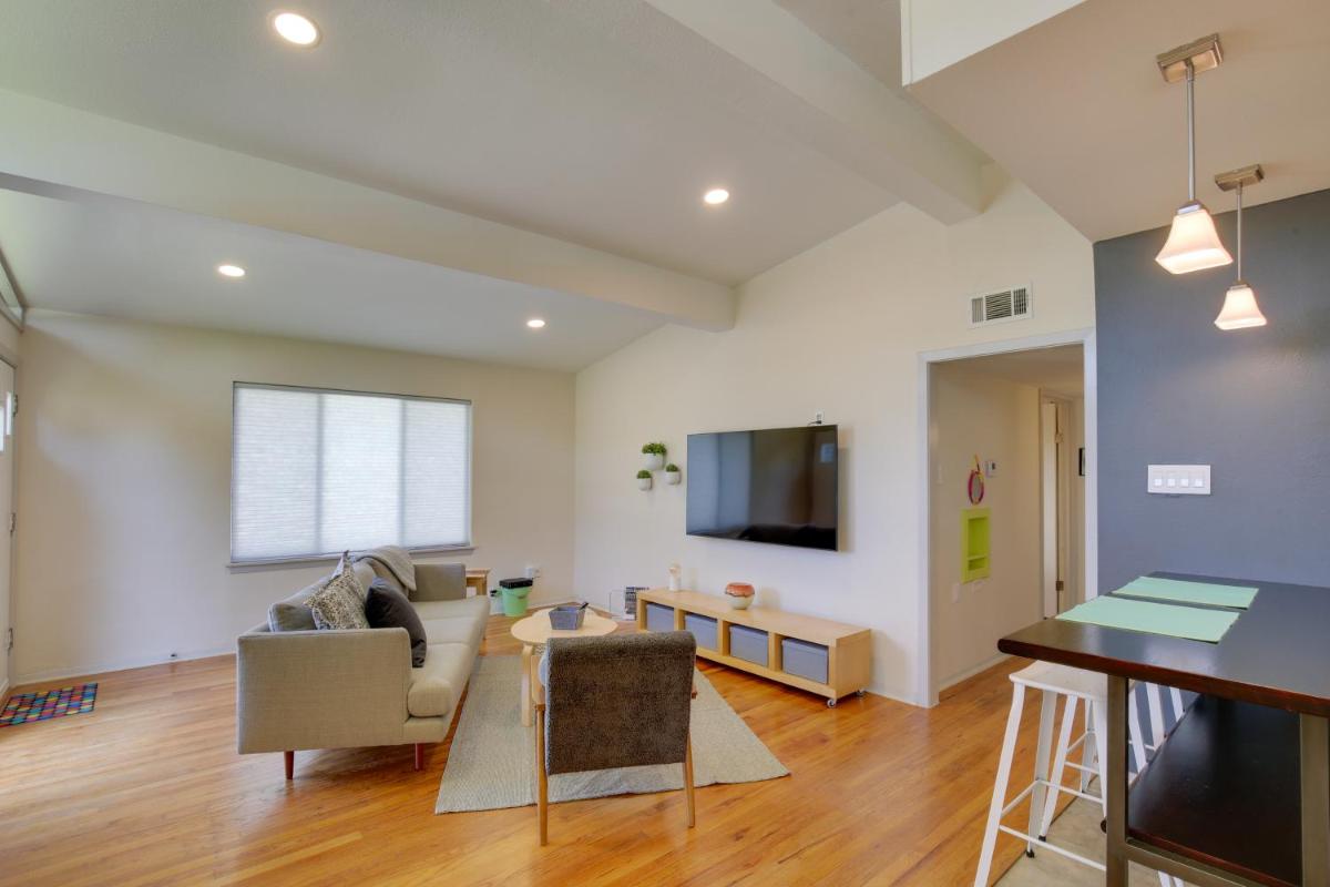 Bright and Modern Texas Getaway - 7 Mi to The Alamo! - Housity