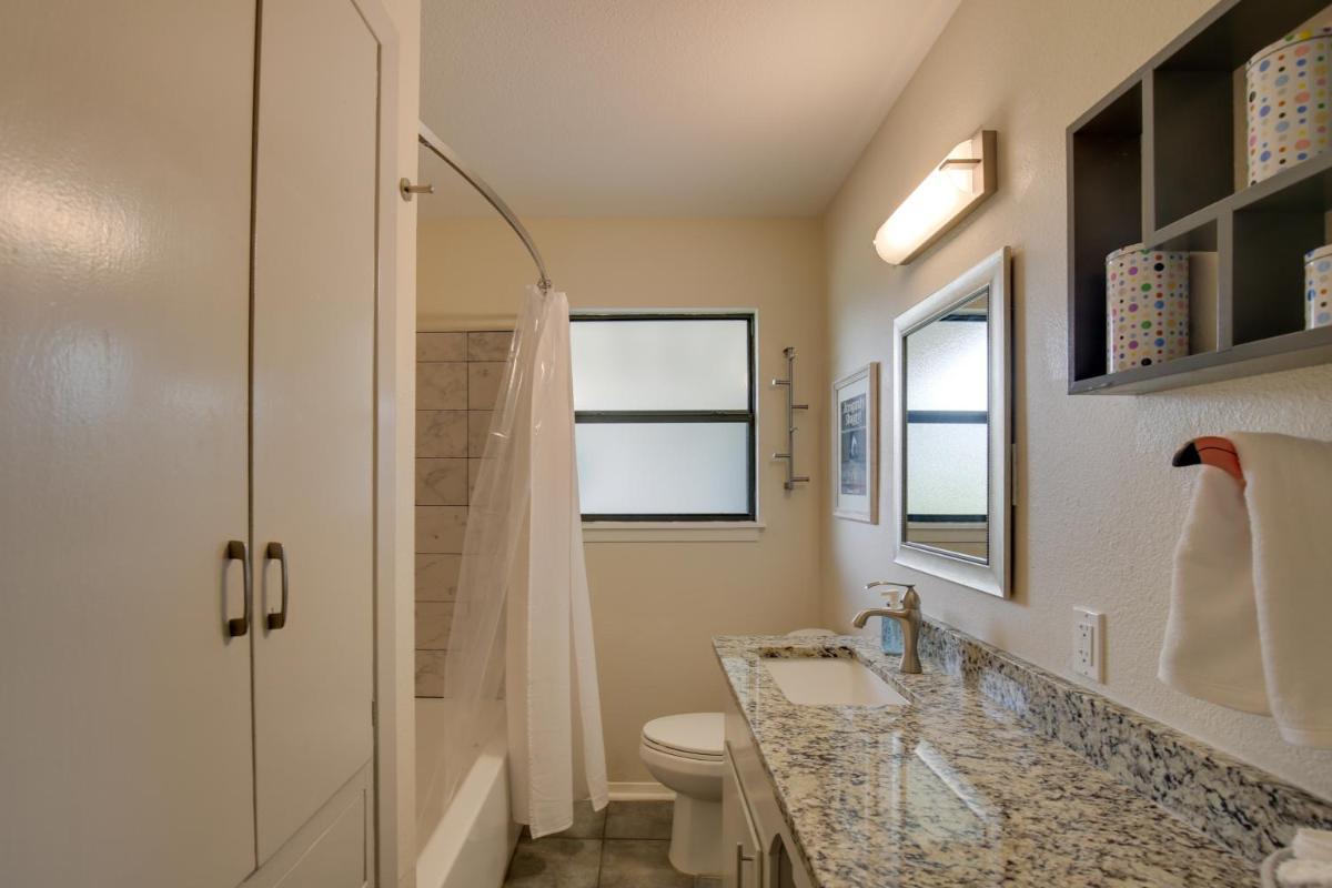 Bright and Modern Texas Getaway - 7 Mi to The Alamo! - Housity