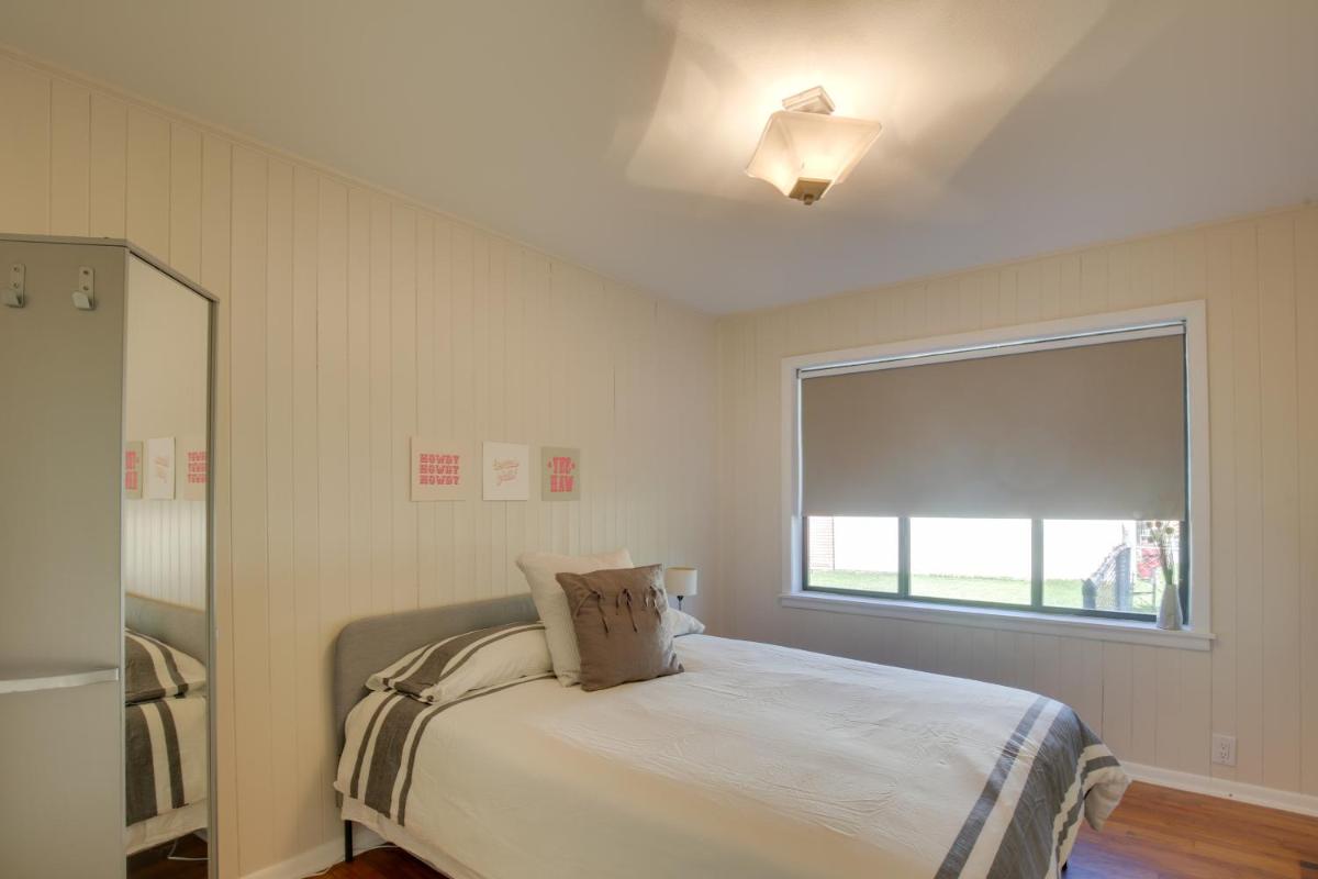 Bright and Modern Texas Getaway - 7 Mi to The Alamo! - Housity