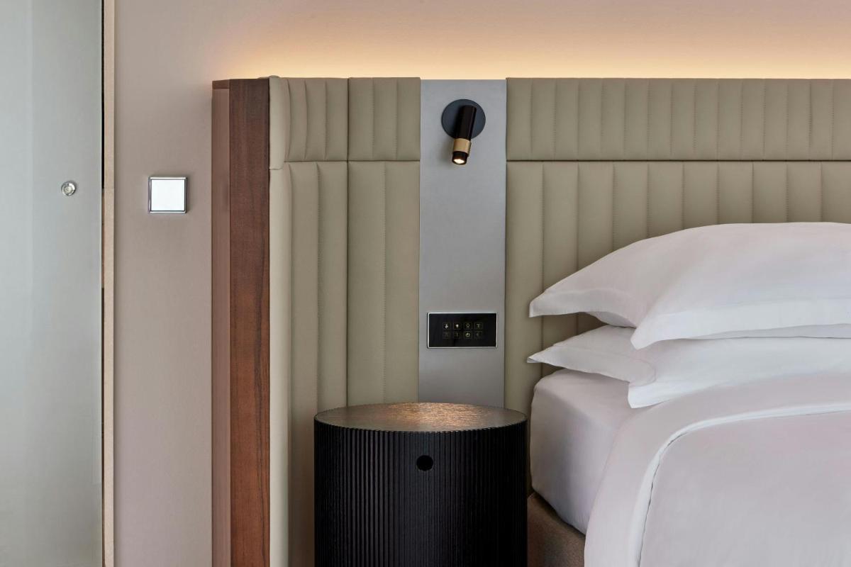 Ein Bett oder Betten in einem Zimmer der Unterkunft JW Marriott Hotel Frankfurt