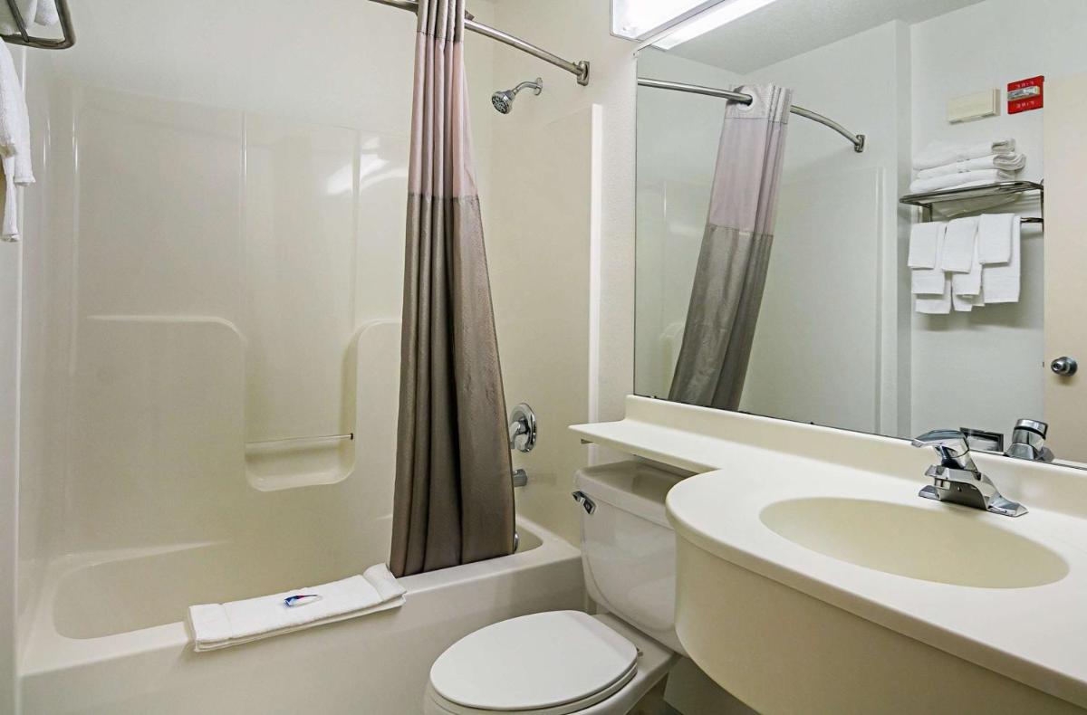Motel 6-Sycamore, IL - Housity