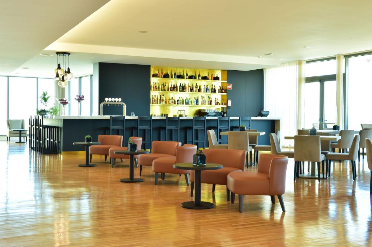 A área de bar ou lounge em Algarve Race Resort - Hotel