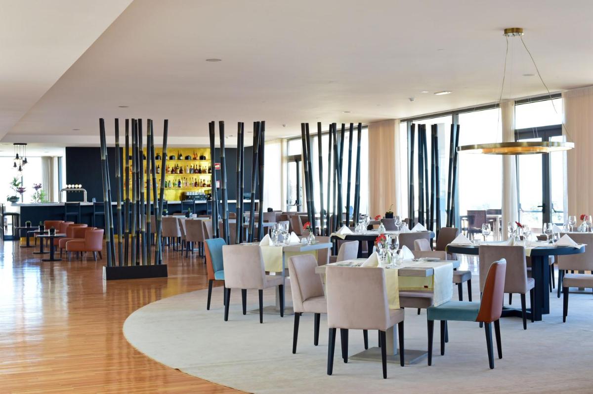 Um restaurante ou outro lugar para comer em Algarve Race Resort - Hotel