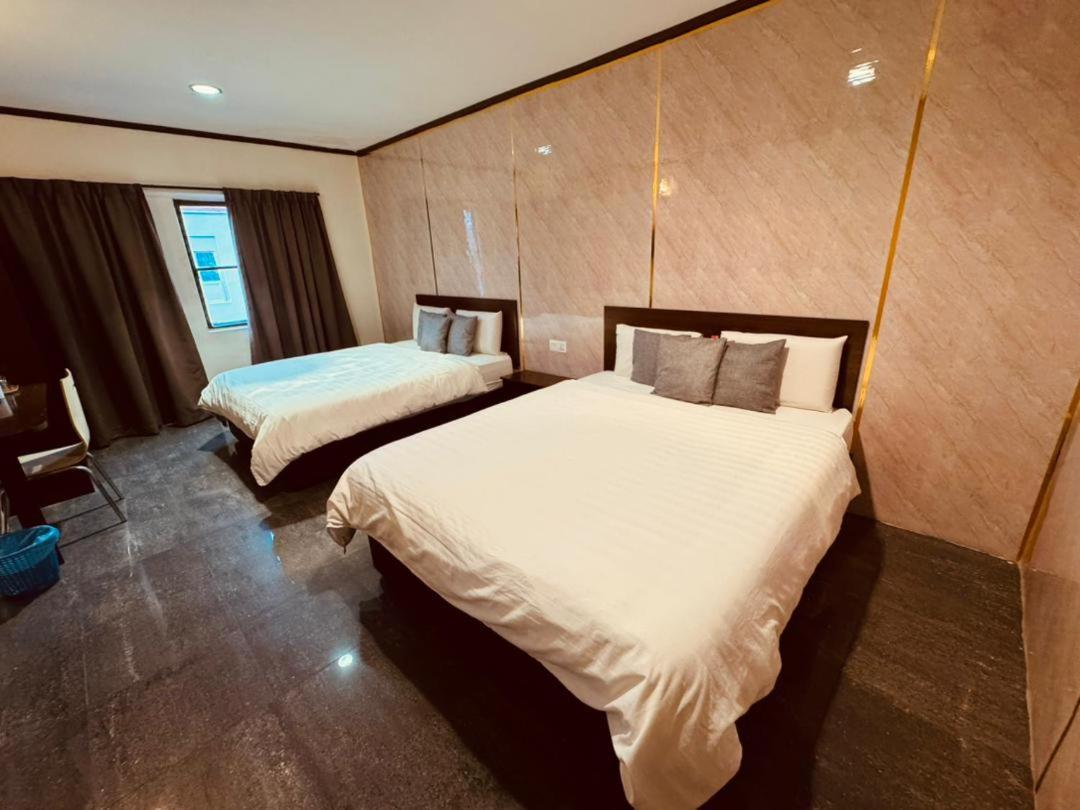 One World Hotel - Housity