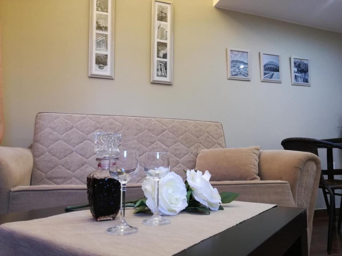 Suitetrails - Agapi's Two Levels Studio