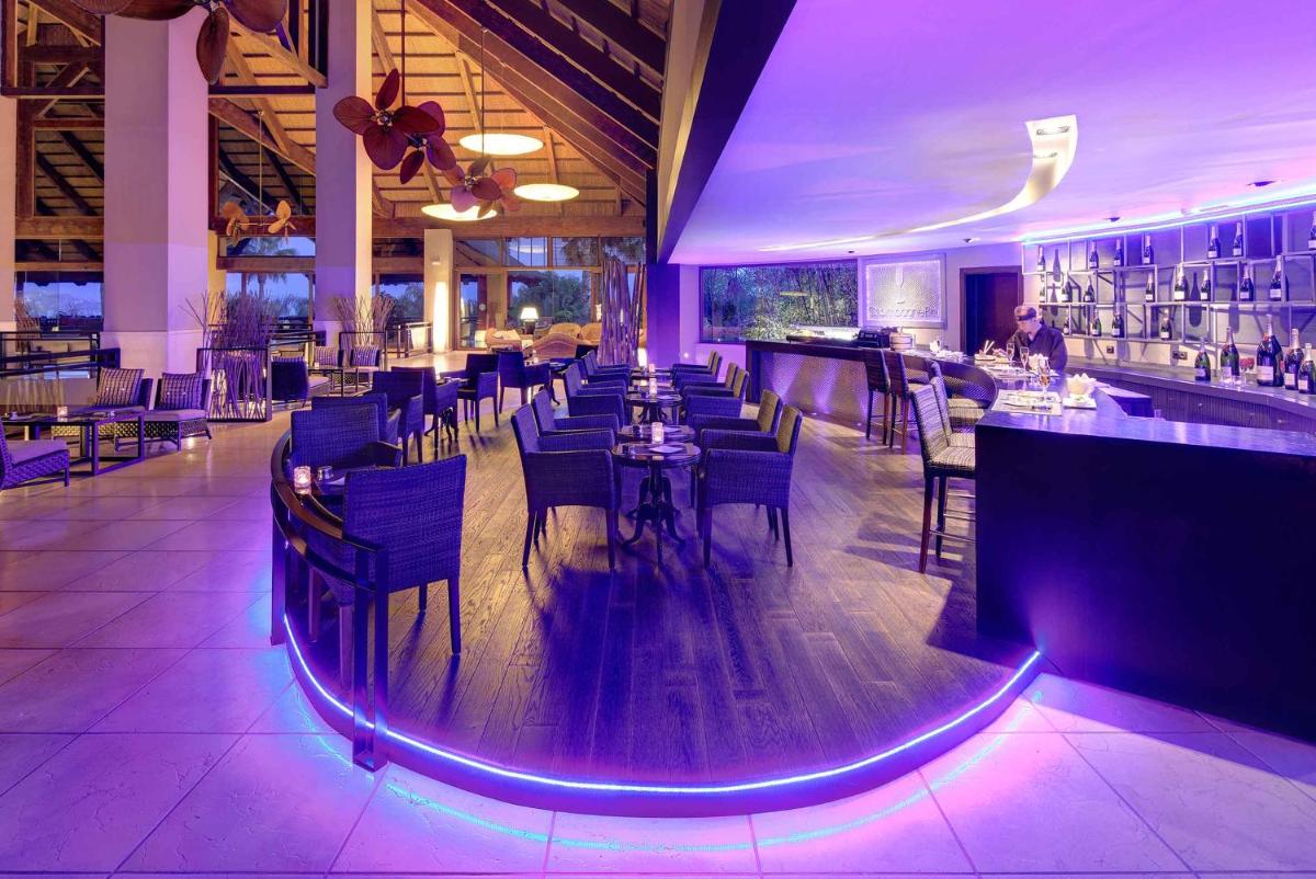 Un restaurante o sitio para comer en Asia Gardens Hotel & Thai Spa, a Royal Hideaway Hotel