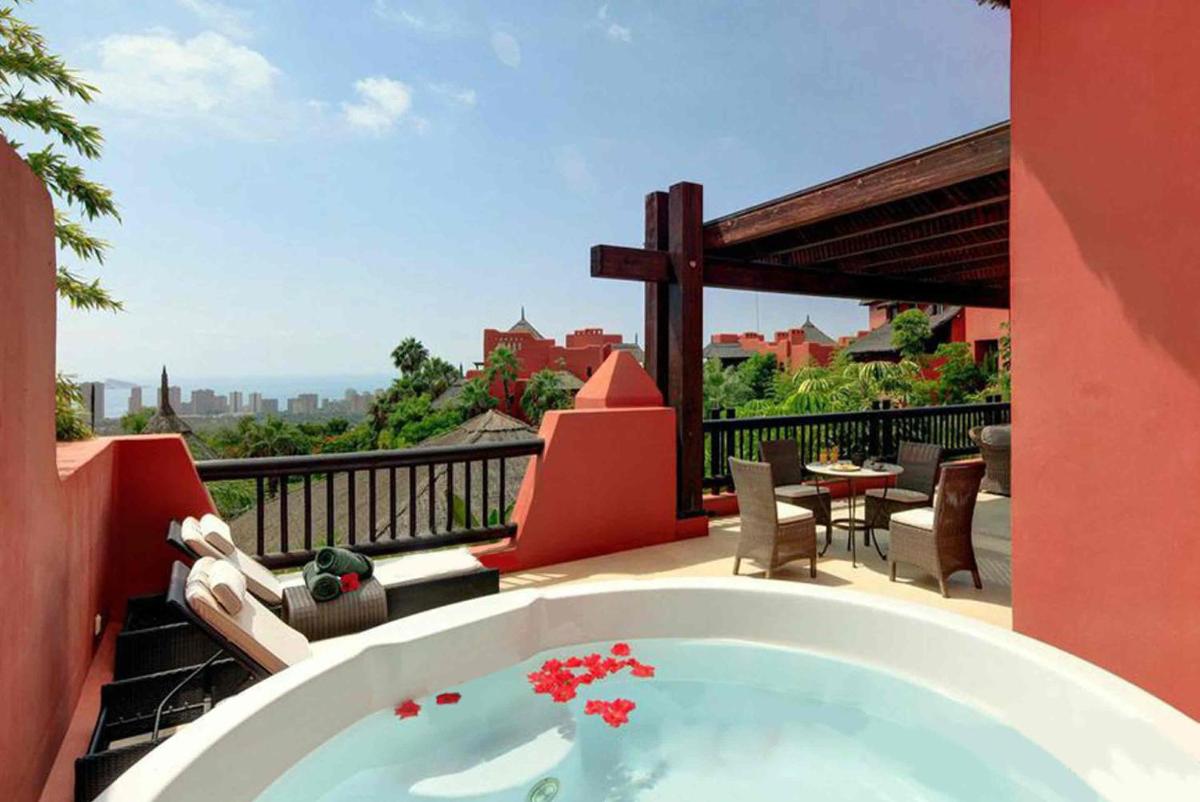 Un balcón o terraza de Asia Gardens Hotel & Thai Spa, a Royal Hideaway Hotel