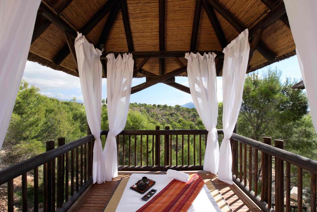 Un balcón o terraza de Asia Gardens Hotel & Thai Spa, a Royal Hideaway Hotel