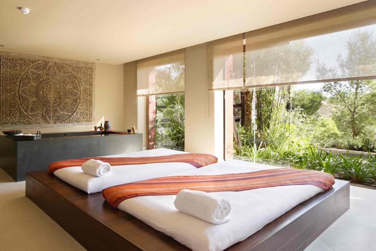 Cama o camas de una habitación en Asia Gardens Hotel & Thai Spa, a Royal Hideaway Hotel