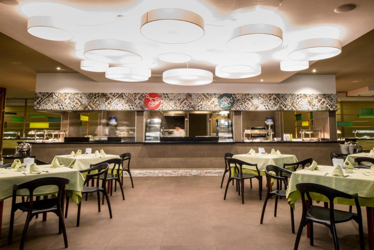 Un restaurante o sitio para comer en Hotel Beatriz Playa & Spa