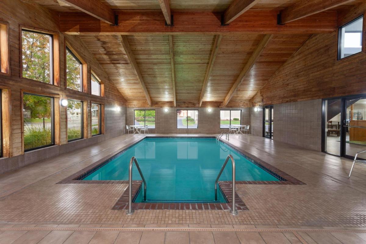 AmericInn by Wyndham Plymouth - Housity