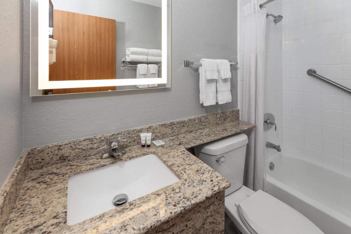 AmericInn by Wyndham Plymouth - Housity