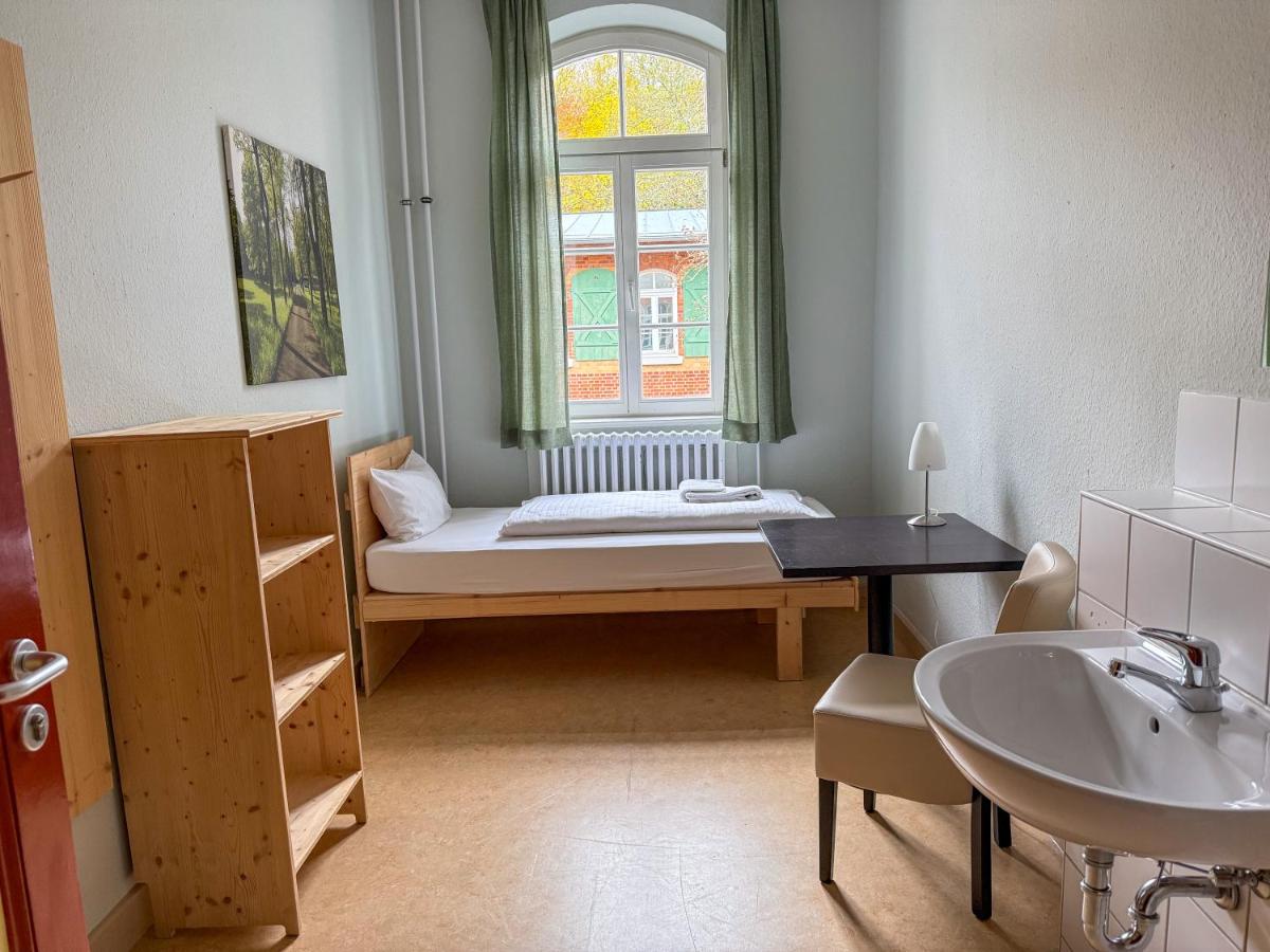 albgut GmbH - Übernachten im Kulturdenkmal Altes Lager in der ehemaligen Offiziersunterkunft SO1 - Housity
