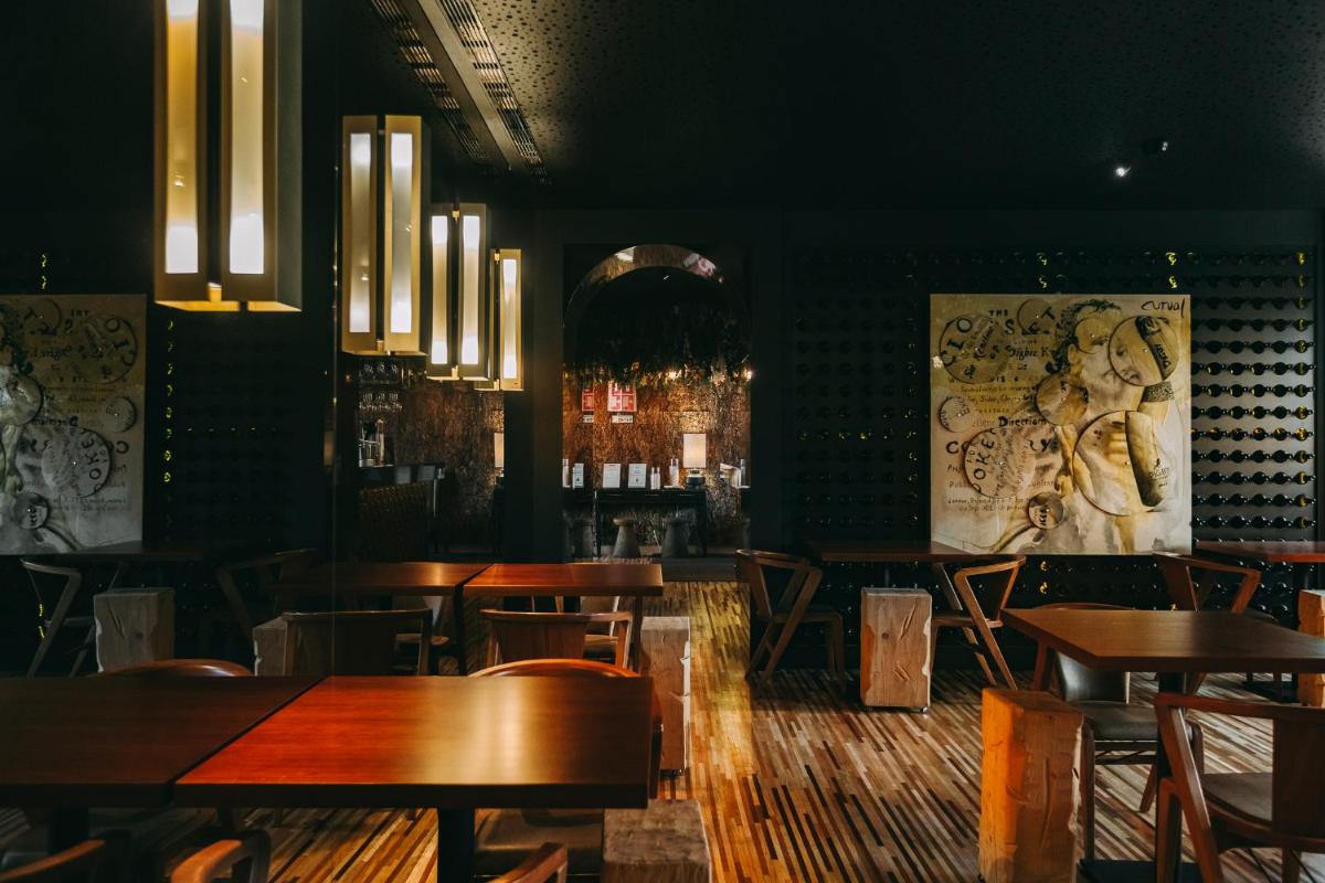 Um restaurante ou outro lugar para comer em Torel Avantgarde