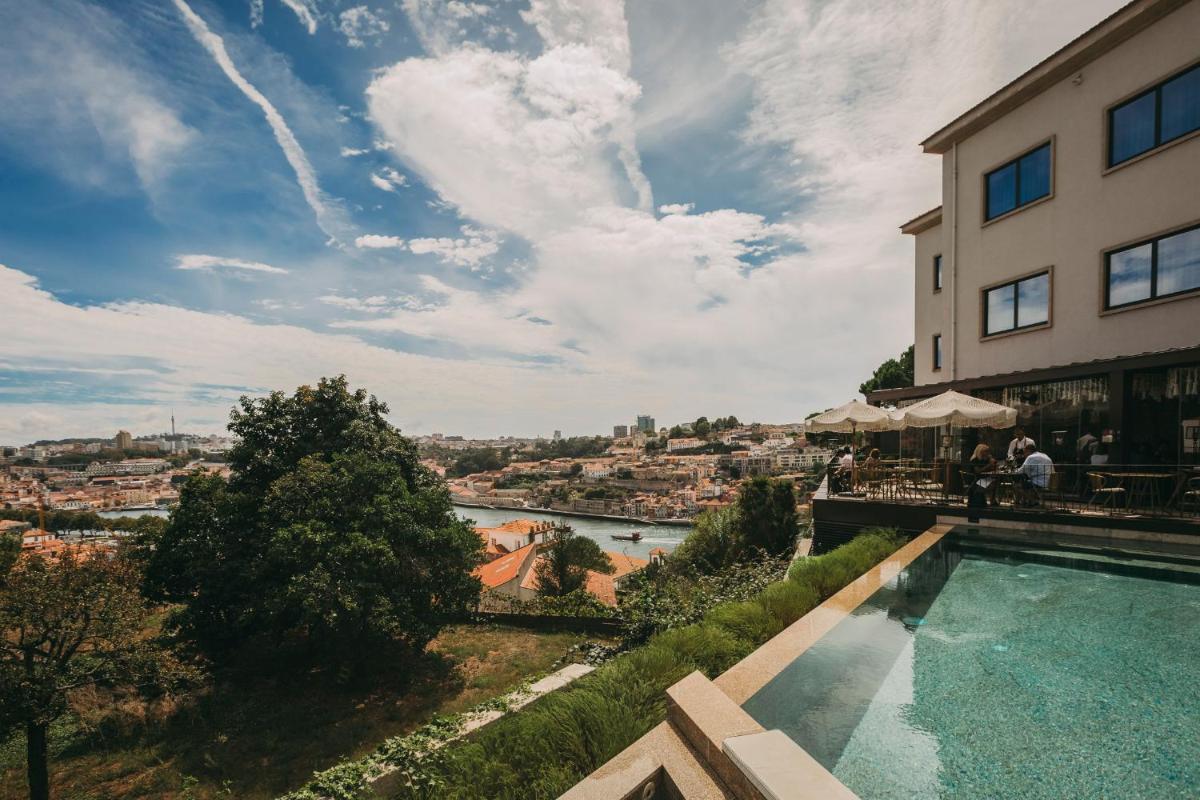 A piscina em ou perto de Torel Avantgarde