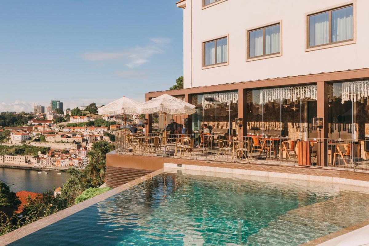 A piscina em ou perto de Torel Avantgarde