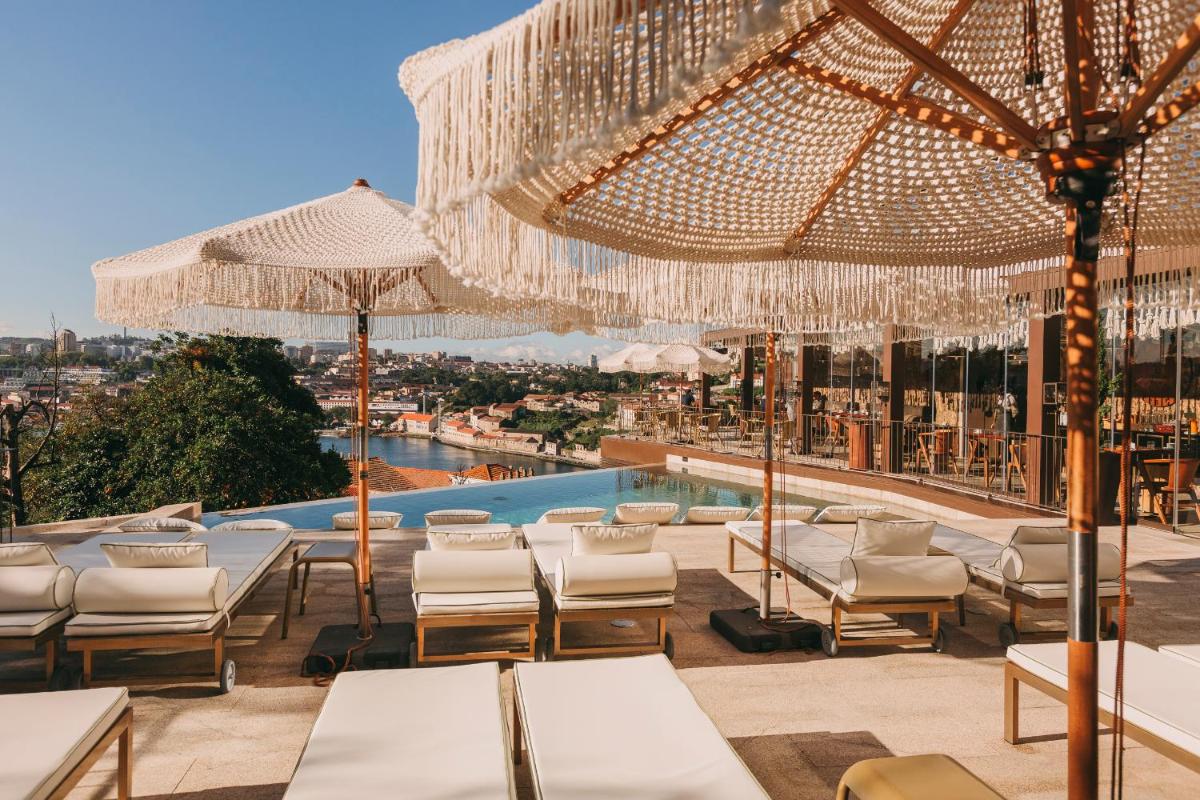 A piscina em ou perto de Torel Avantgarde