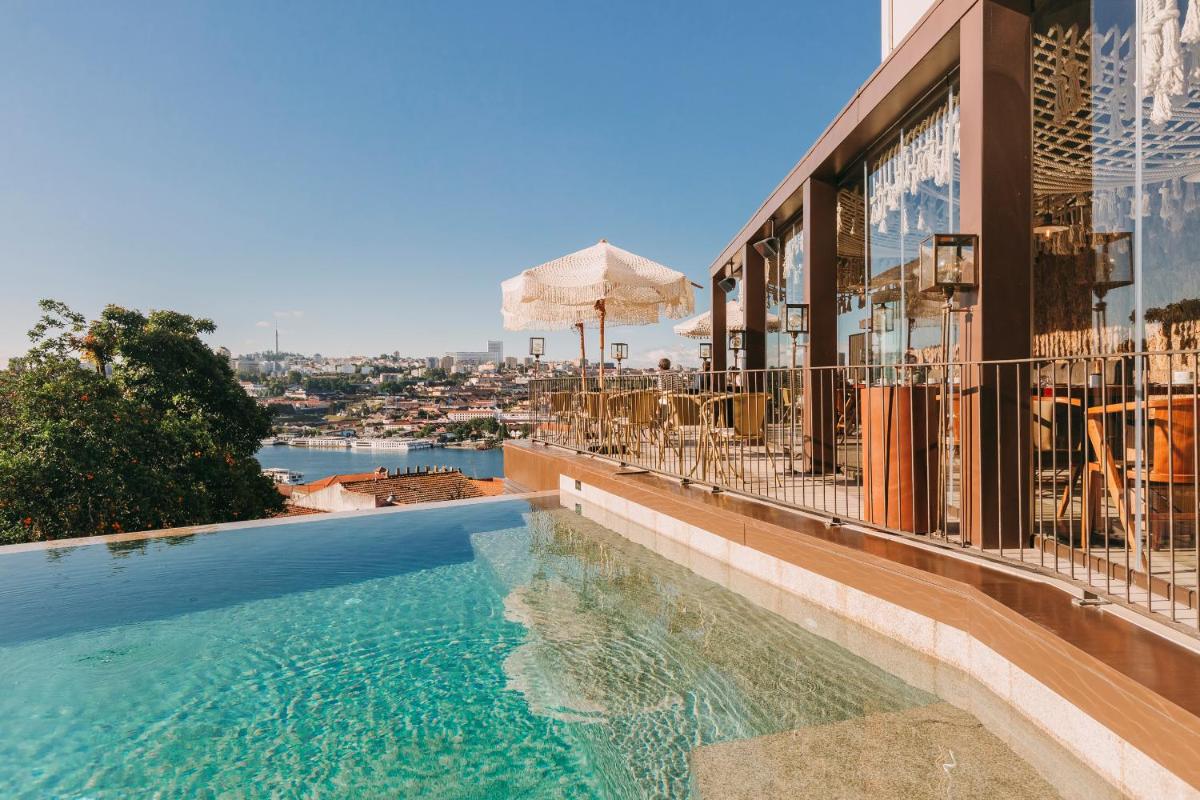 A piscina em ou perto de Torel Avantgarde