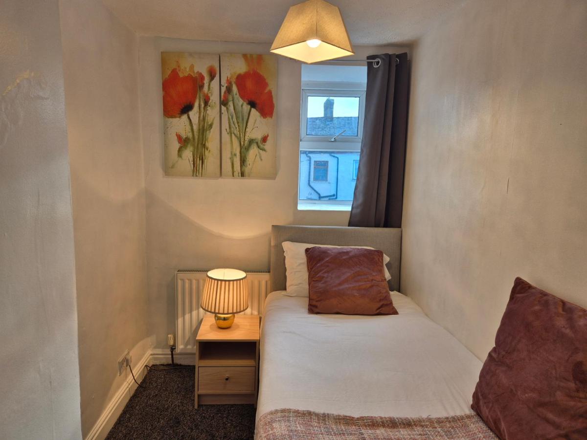 Cozy 4Bedroom Home in Hermitage Street Rishton - Housity