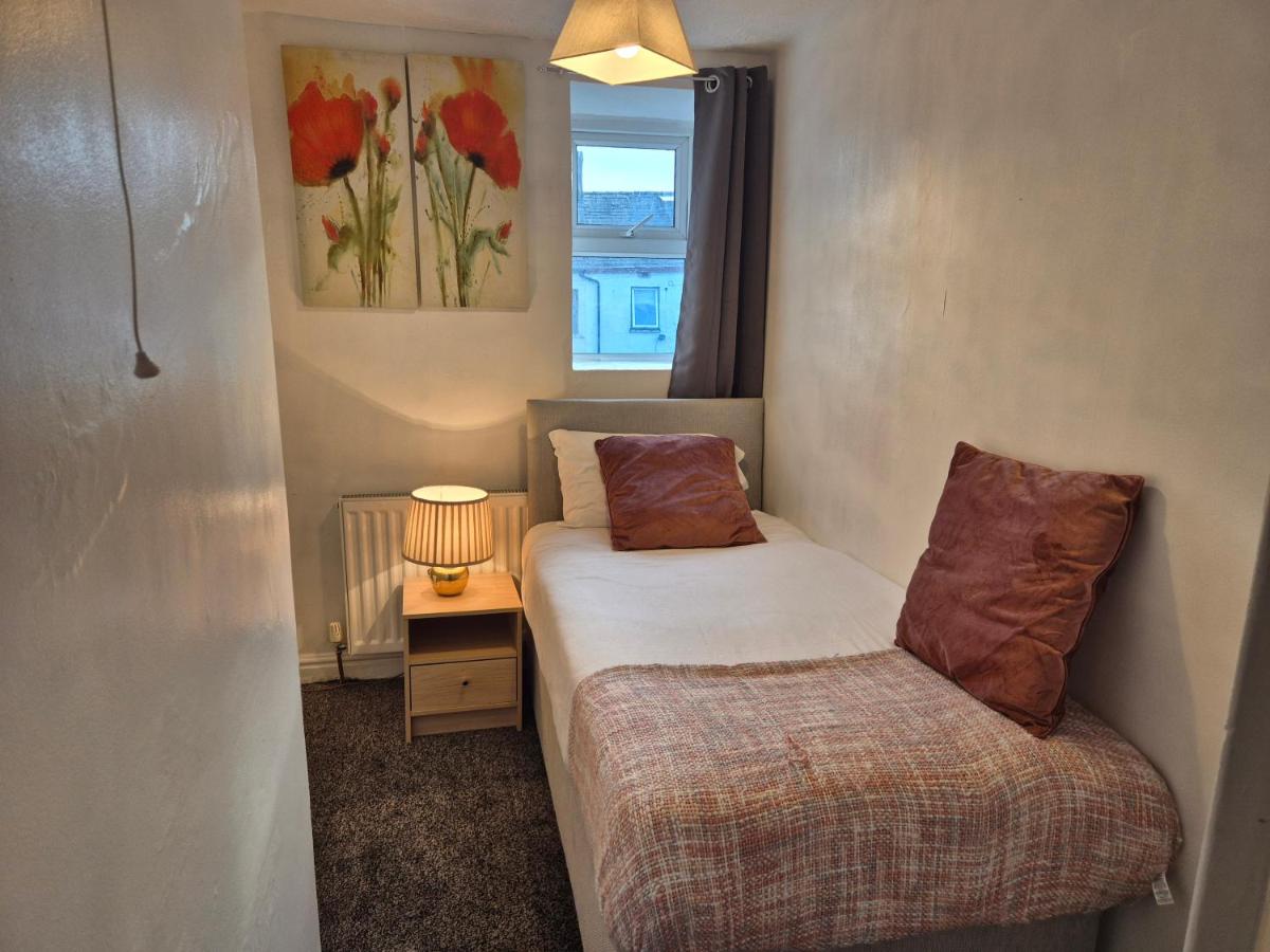 Cozy 4Bedroom Home in Hermitage Street Rishton - Housity