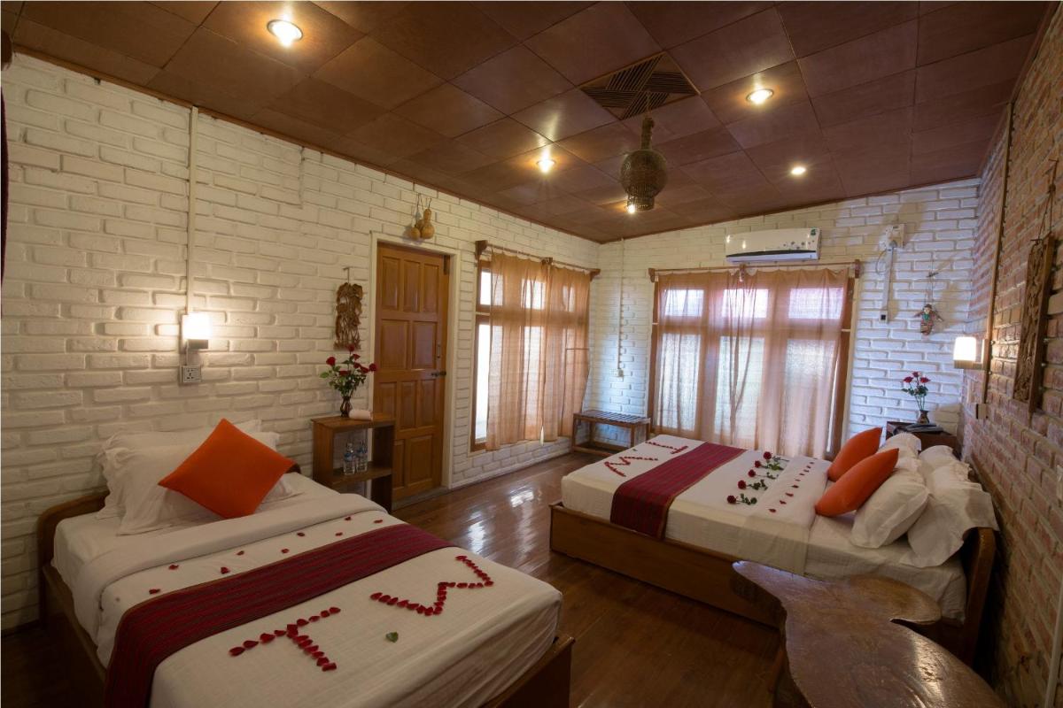 Teak Wood Hotel - Housity