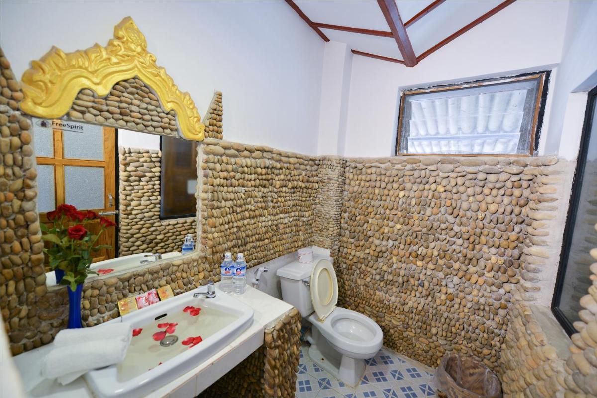 Teak Wood Hotel - Housity