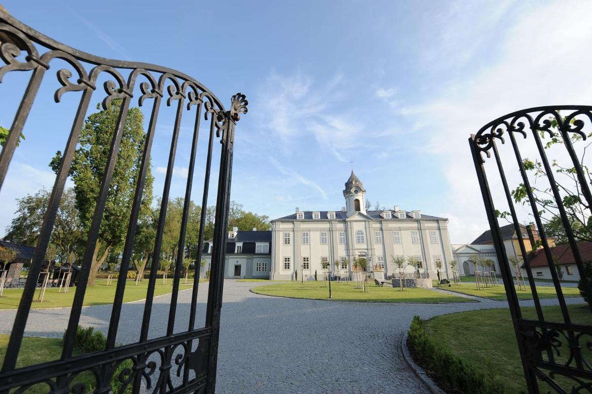 Hotel Panství Dlouhá Lhota - Housity