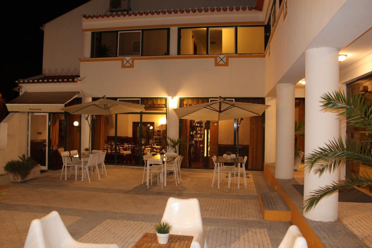 Um restaurante ou outro lugar para comer em Hotel O Gato & Spa
