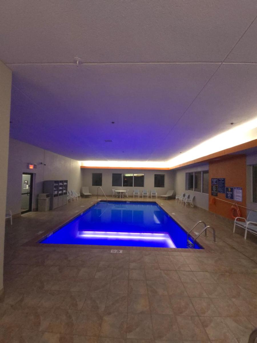 Reston Inn & Suites - Housity