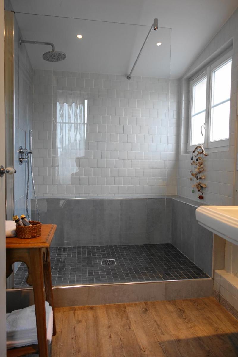 Salle de bains dans l'établissement La Marine de Loire Hôtel & Spa