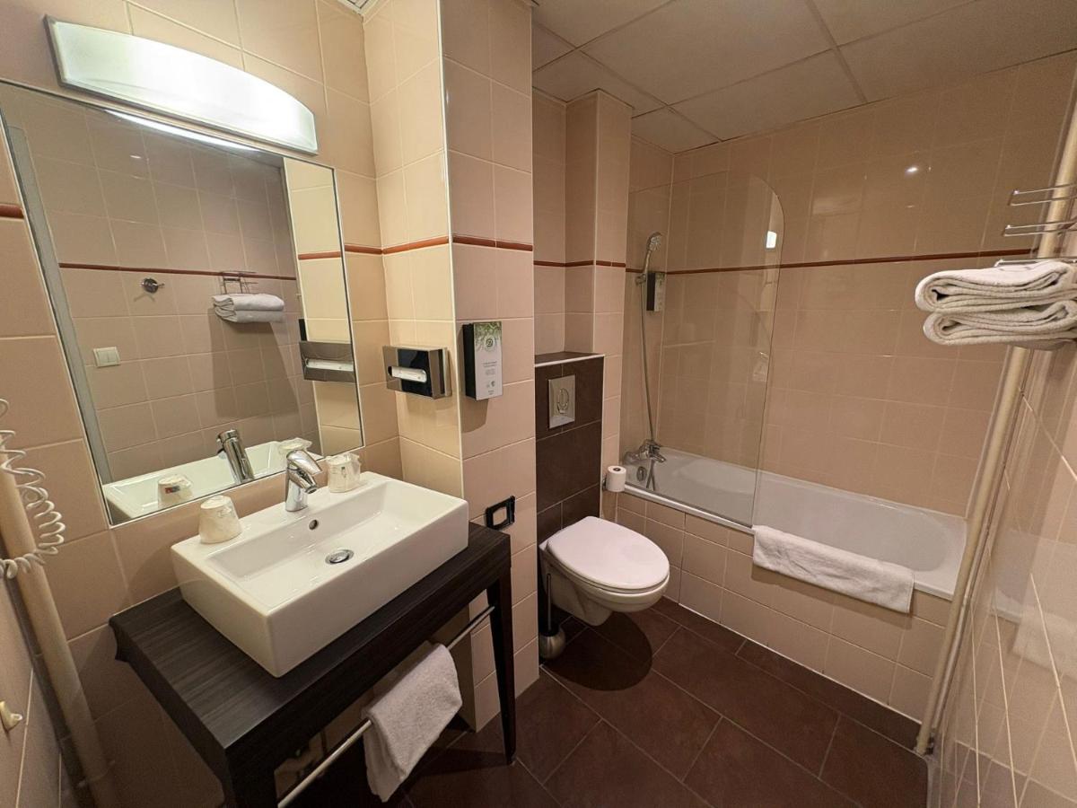 Salle de bains dans l'établissement Kyriad Hotel Dijon Gare
