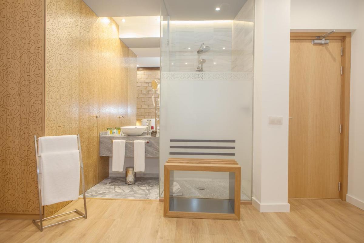 Un baño de Soho Boutique Capuchinos & Spa