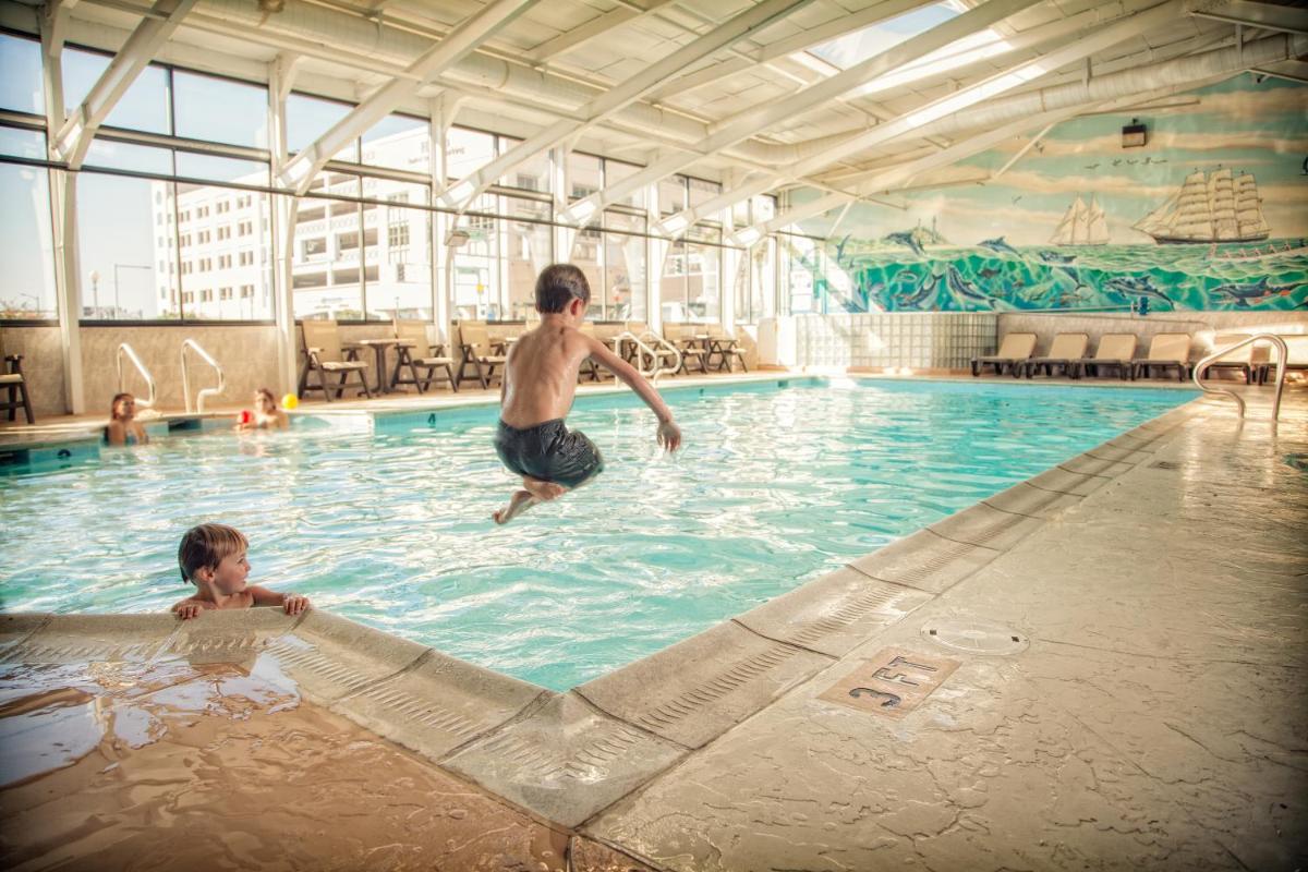The Oceanfront Inn - Virginia Beach - Housity