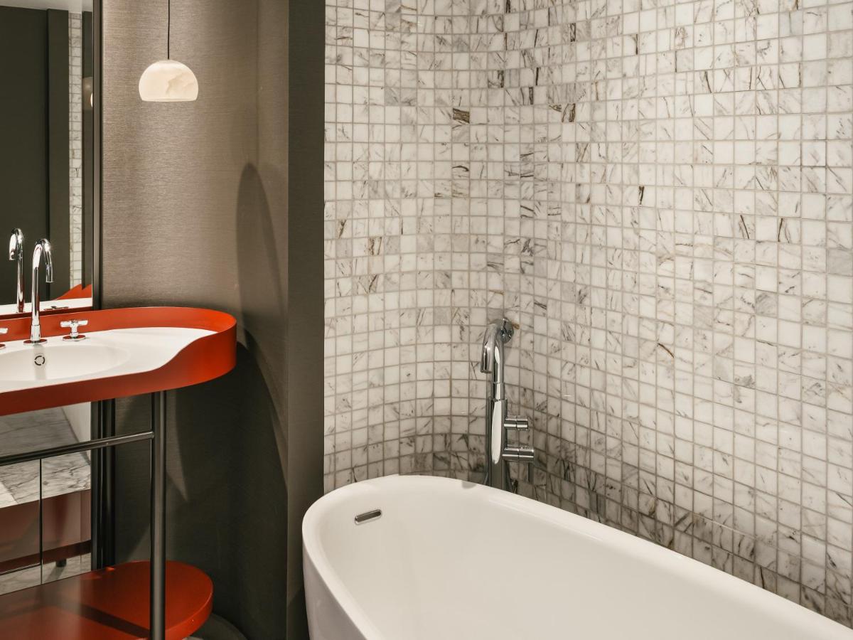 Salle de bains dans l'établissement Hôtel De Sers Champs Elysées Paris