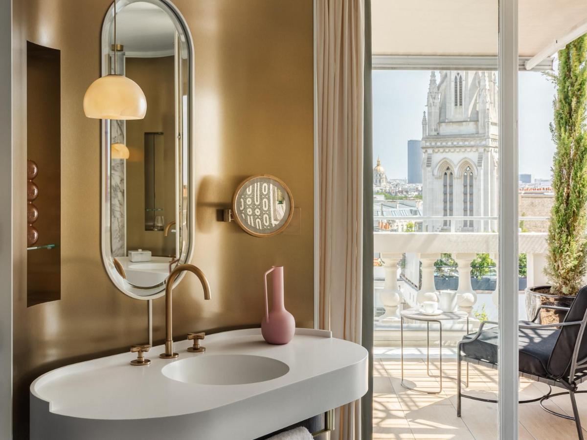 une salle de bains avec un lavabo et un miroir dans l'établissement Hôtel De Sers Champs Elysées Paris, à Paris