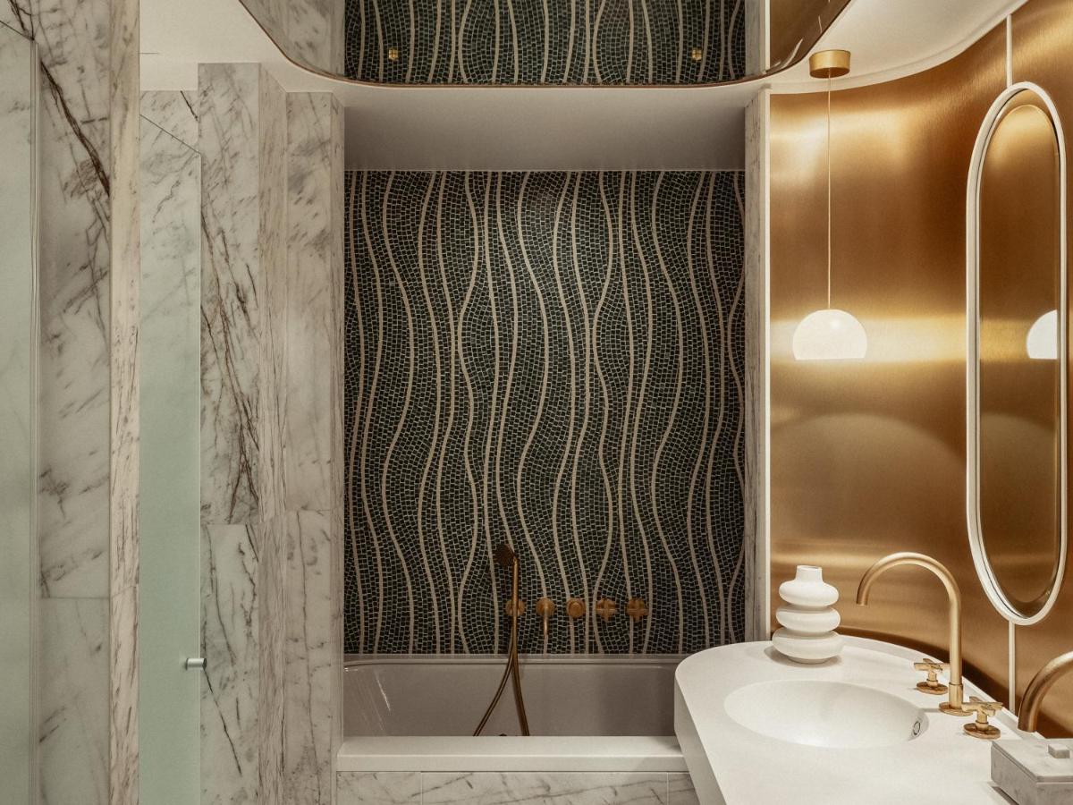 Salle de bains dans l'établissement Hôtel De Sers Champs Elysées Paris