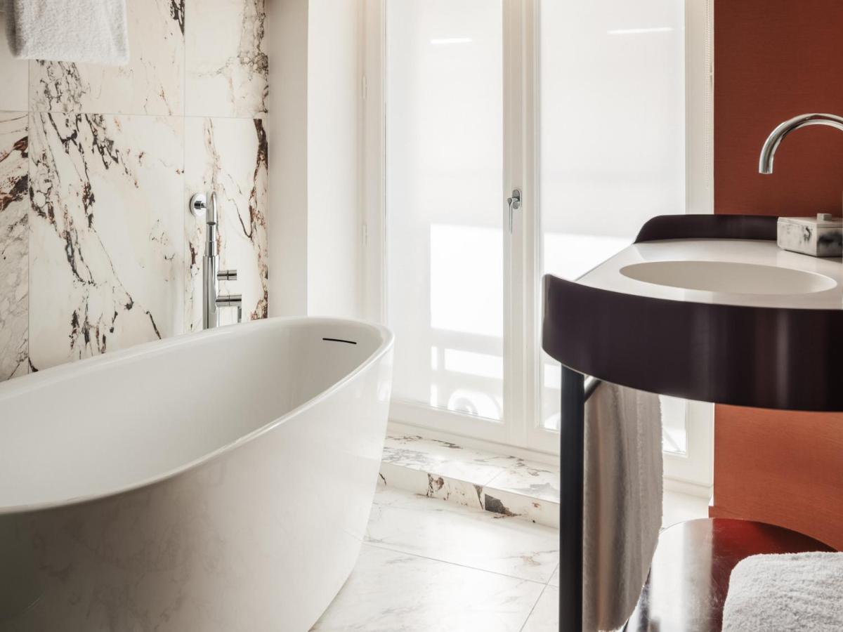 Salle de bains dans l'établissement Hôtel De Sers Champs Elysées Paris