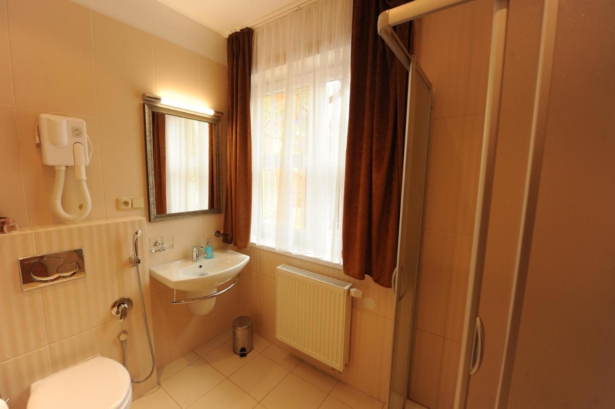 Hotel Encian - Housity