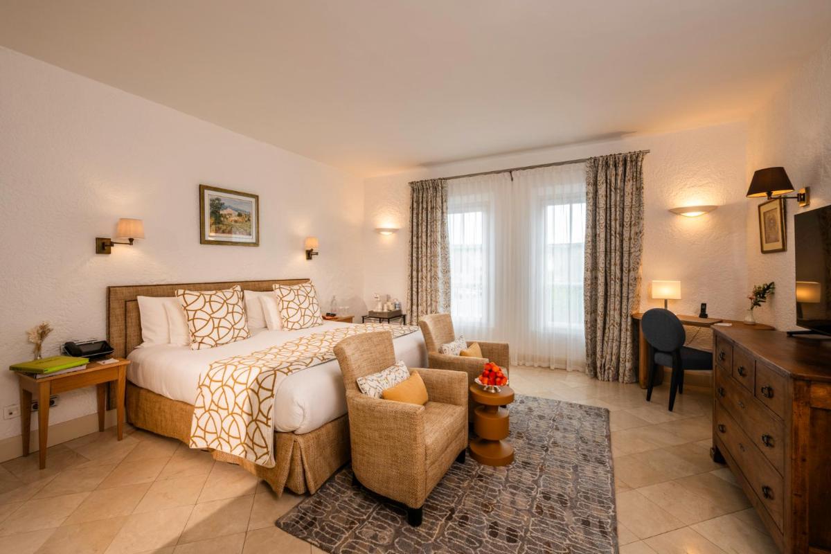 Un ou plusieurs lits dans un hébergement de l'établissement Hotel Byblos Saint-Tropez