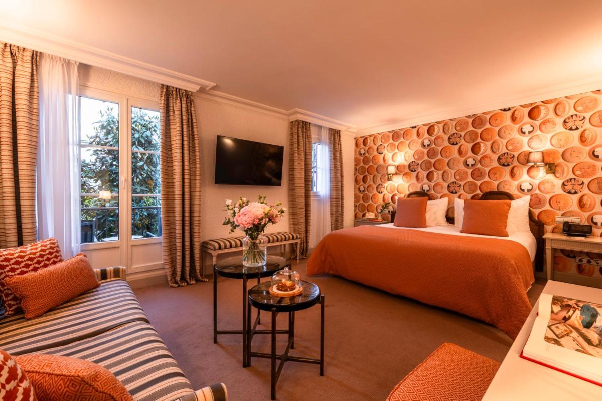 Télévision ou salle de divertissement dans l'établissement Hotel Byblos Saint-Tropez