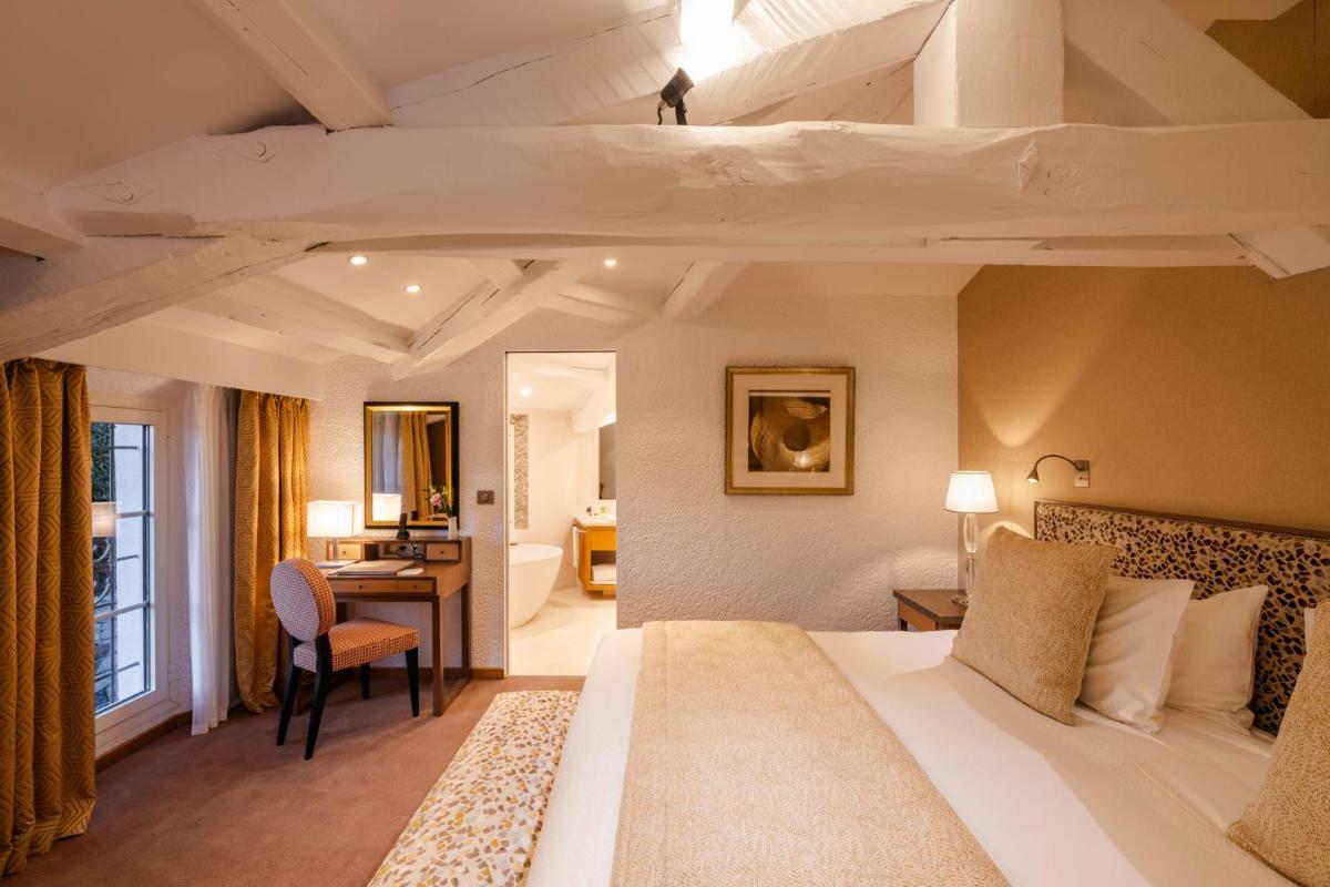 Un ou plusieurs lits dans un hébergement de l'établissement Hotel Byblos Saint-Tropez