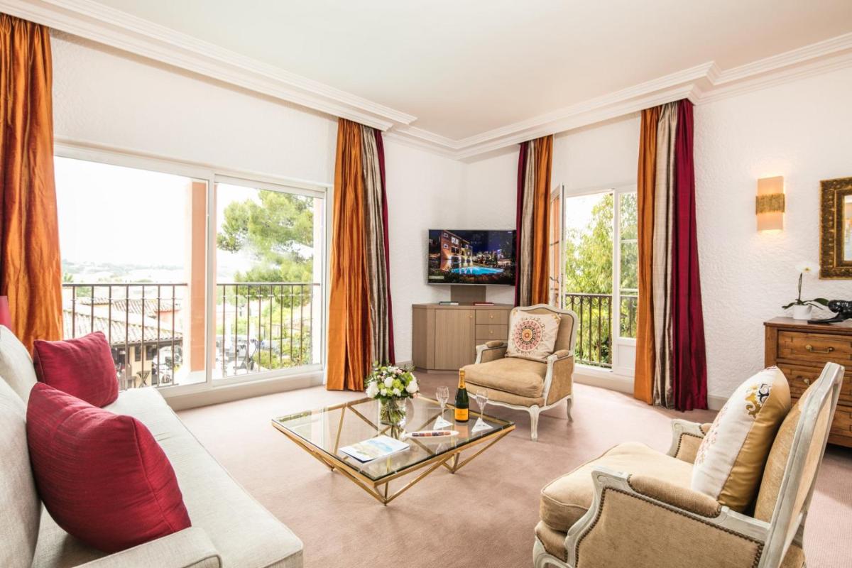 Télévision ou salle de divertissement dans l'établissement Hotel Byblos Saint-Tropez