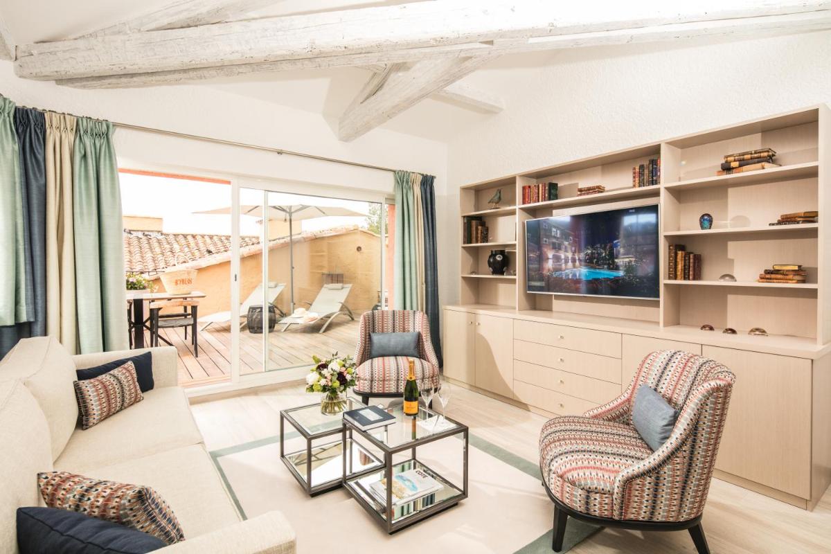 Télévision ou salle de divertissement dans l'établissement Hotel Byblos Saint-Tropez