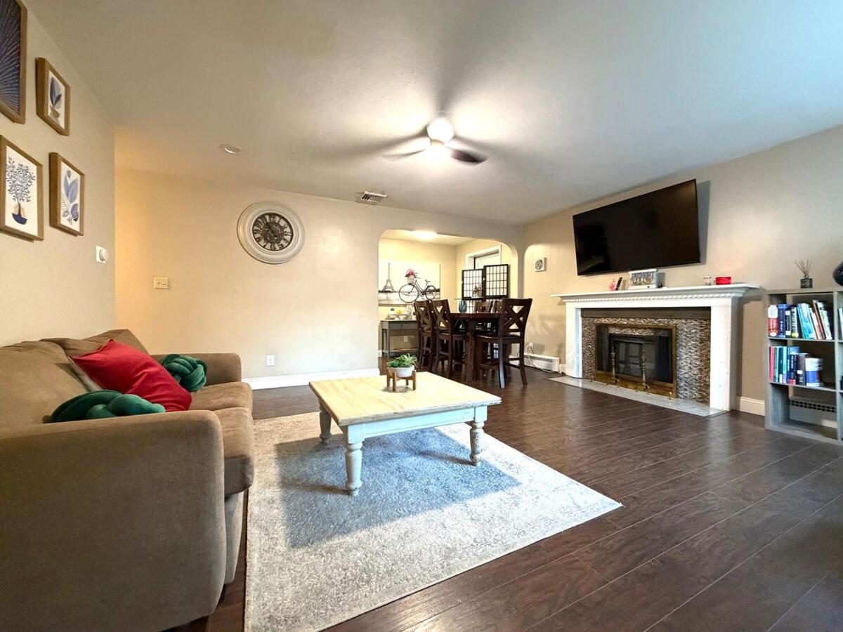 Entire house for big group-4 bedrooms -minutes from Hartford - Housity