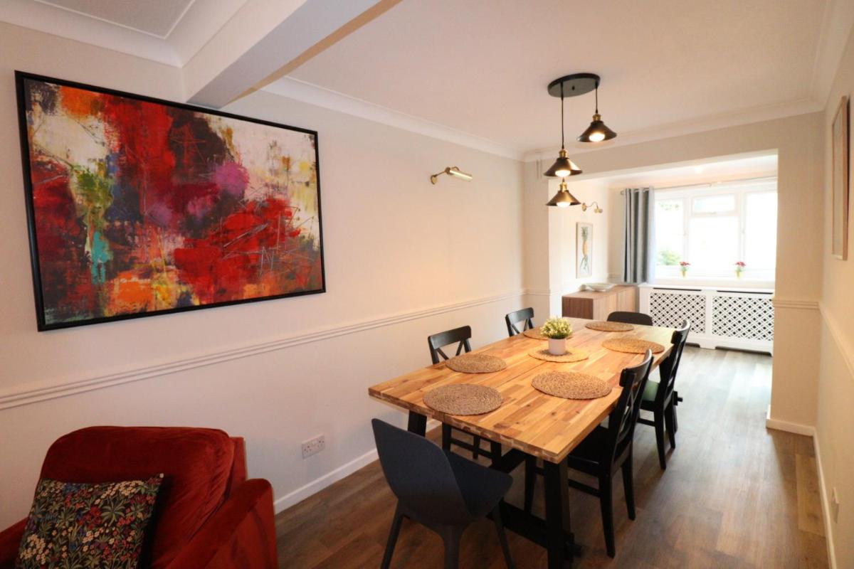 Spacious 5 Bedroom House Addlestone - Housity